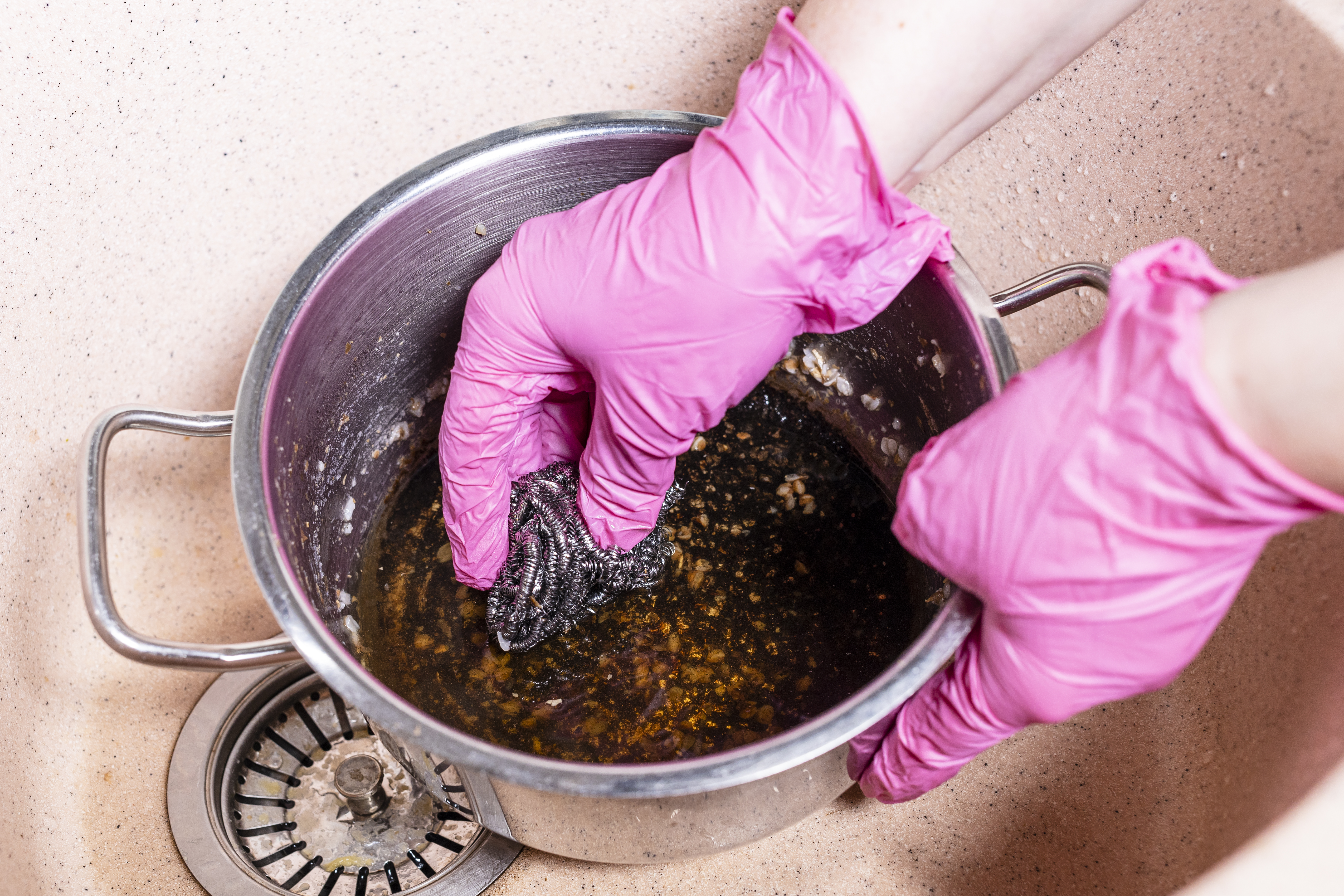 Hogyan lehet gyorsan és egyszerűen eltávolítani a ráégett zsírt a konyhai  edényekről? - kiskegyed.hu