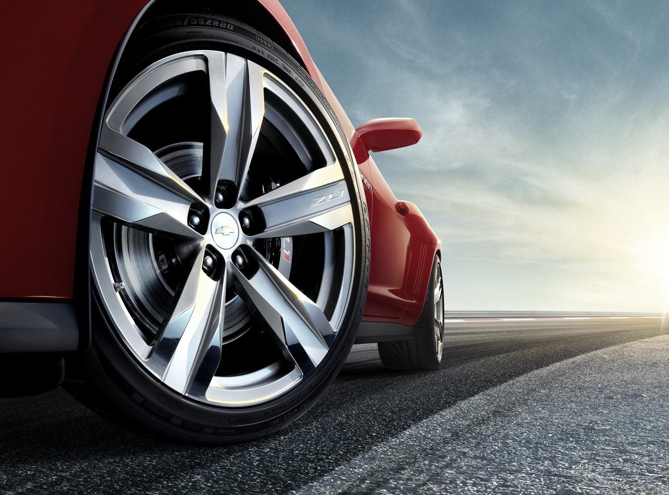 Oto chevrolet camaro ZL1 - amerykańska maszyna do produkcji adrenaliny i palenia opon; zadebiutowała podczas salonu samochodowego w Chicago. Dzięki doładowanemu silnikowi V8, o mocy 550 KM, model camaro ZL1 będzie najszybszym modelem w rodzinie camaro, jaki kiedykolwiek znalazł się w ofercie marki Chevrolet.