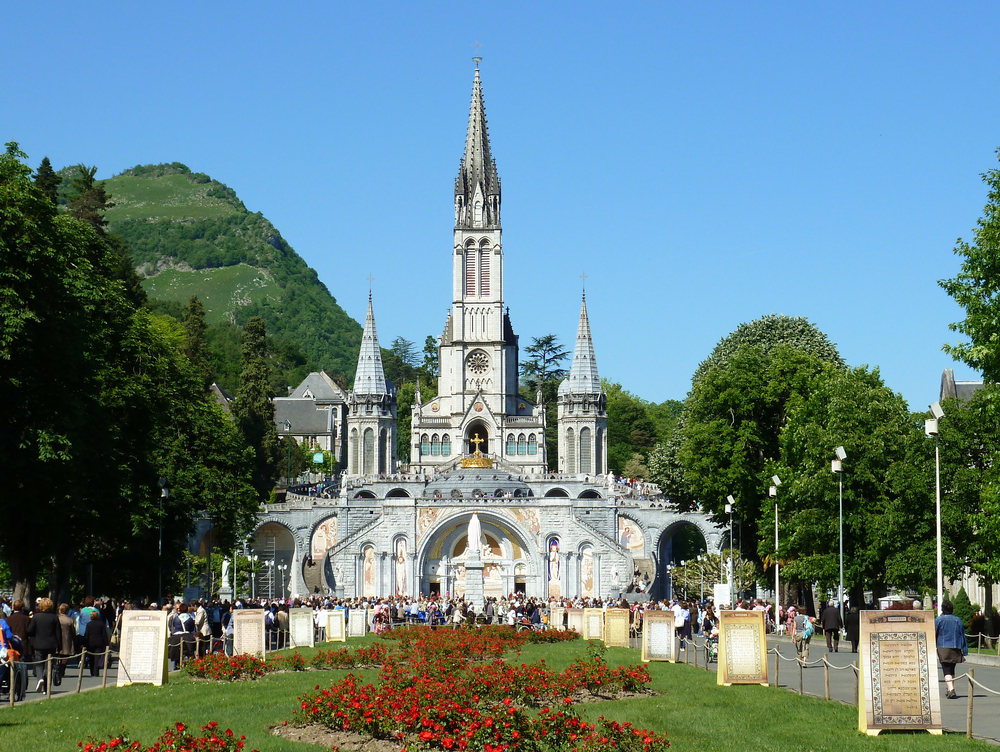 Lourdes - to tu w 1858 roku Matka Boska objawiła się 14-letnie Bernadecie Soubirous. Miasto w południowo-zachodniej Francji odwiedza rocznie sześć milionów pielgrzymów