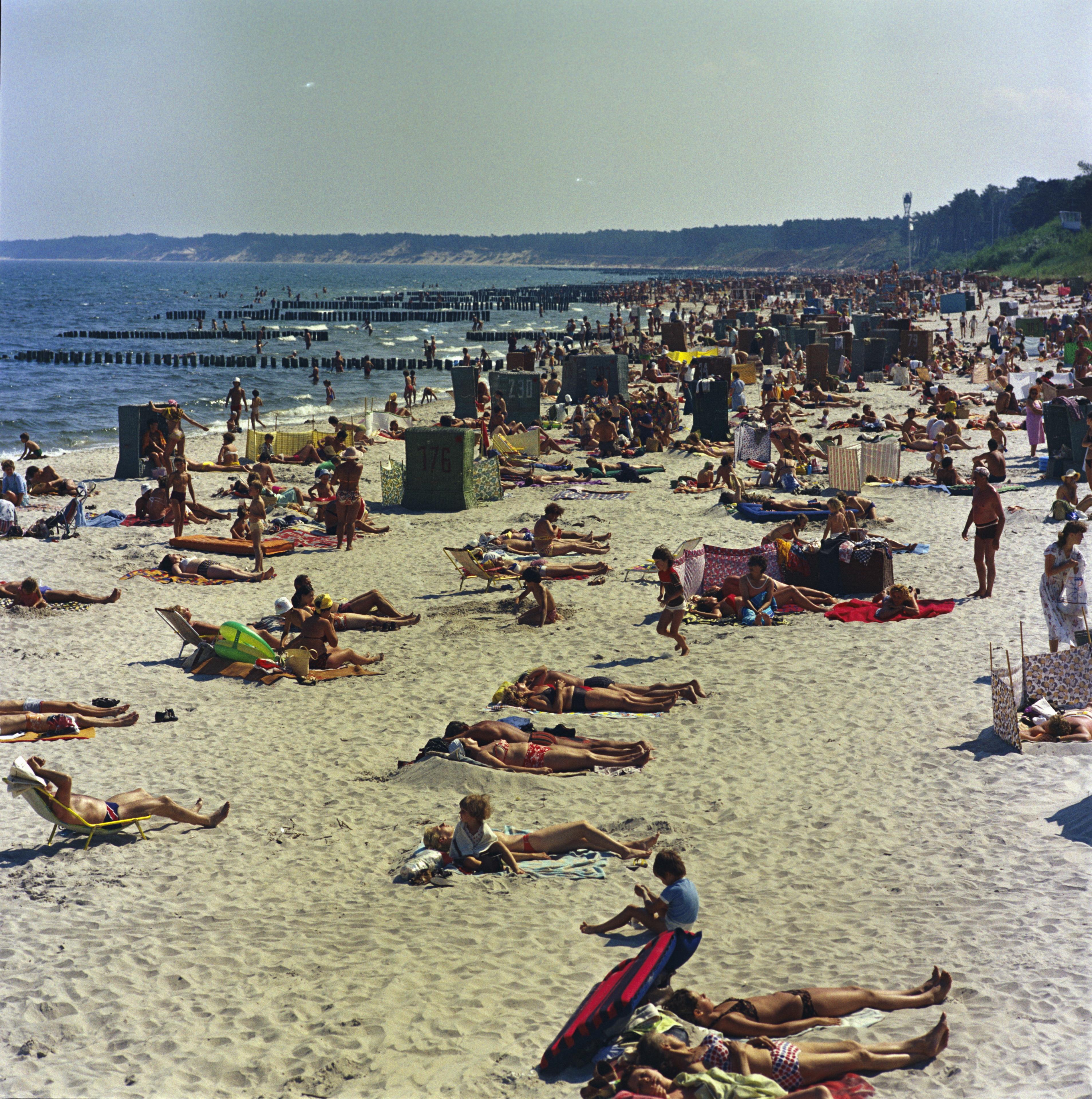 Błogi wypoczynek na jednej z nadbałtyckich plaż.