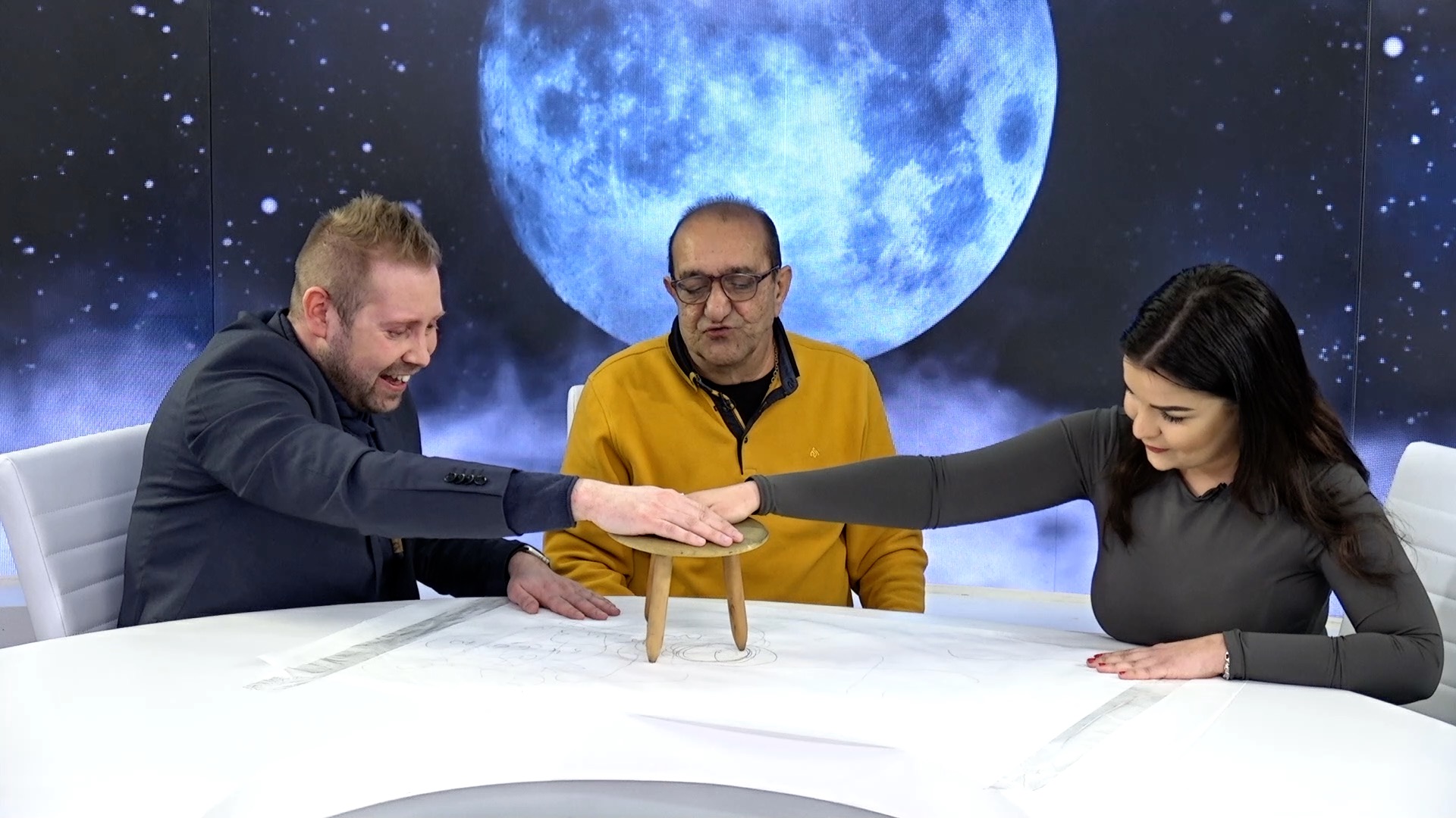 Megmagyarázhatatlan jelenség – Szellemet idéztünk Bujka Antal médiummal a Blikk stúdiójában: nem tudjuk hova tenni, amit láttunk – videó