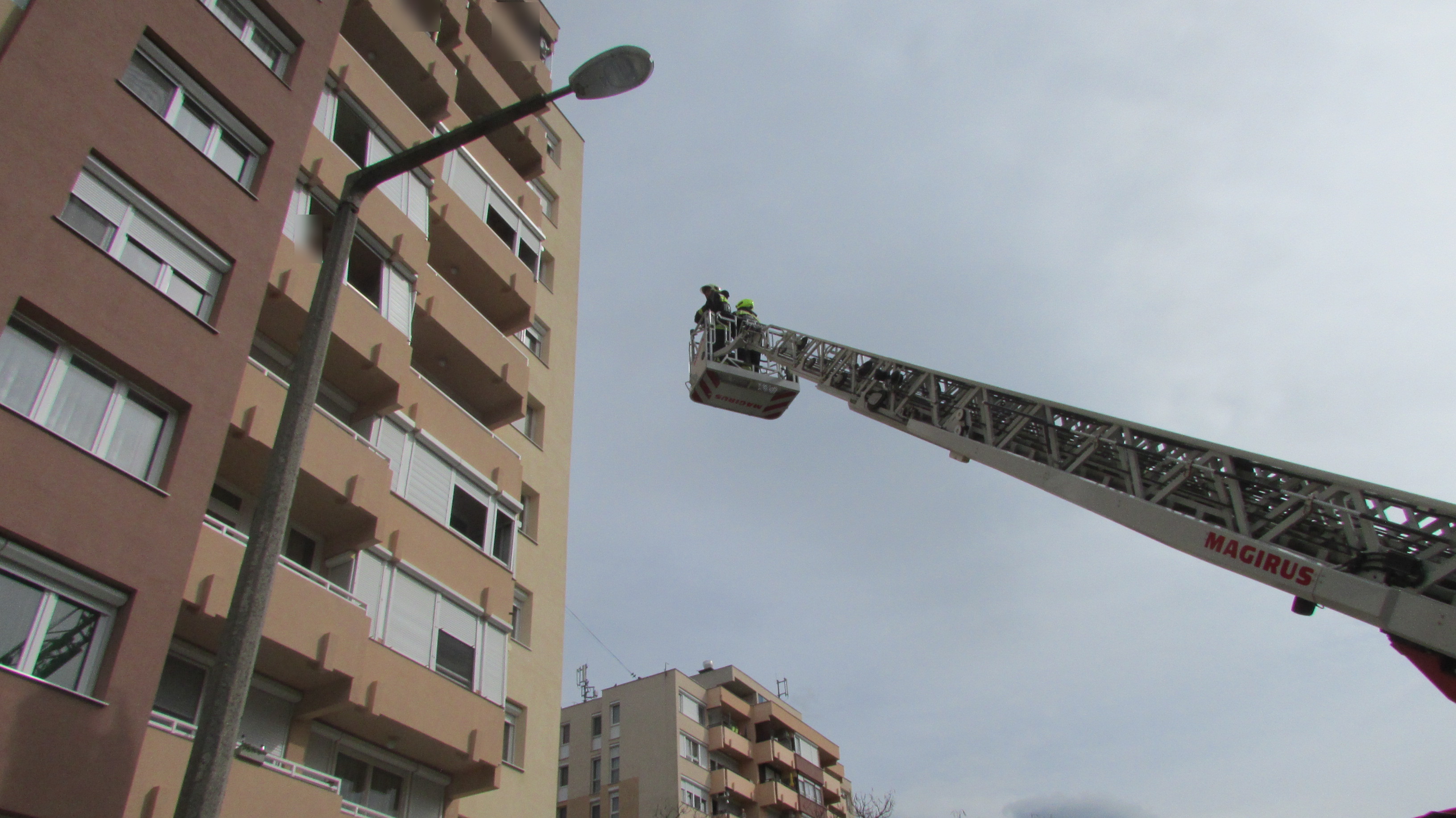Kilencedik emeleti lakás erkélyére zárta ki szülőjét egy kisgyermek Zalaegerszegen – fotók