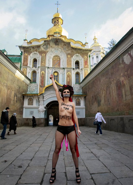 Protest Femen na Ukrainie. "Dyktatura musi umrzeć"