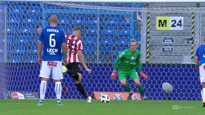 Lech - Cracovia (1:0): Helik nie wykorzystuje rzutu karnego! Stoper Cracovii zdecydował się na rozwiązanie siłowe i... przesadził