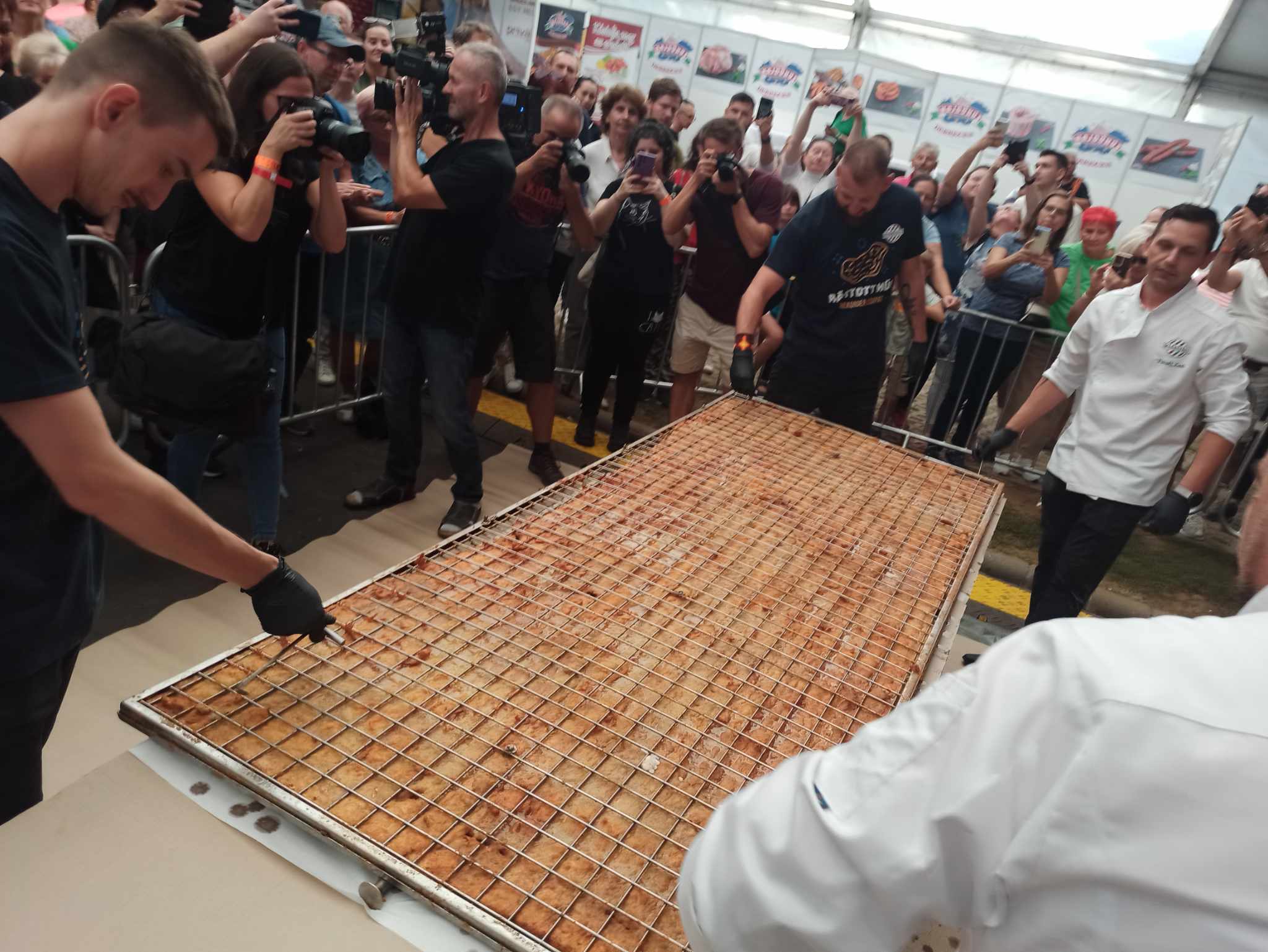 30 kilós, óriási, világbajnok rántott húst sütöttek Debrecenben - fotó