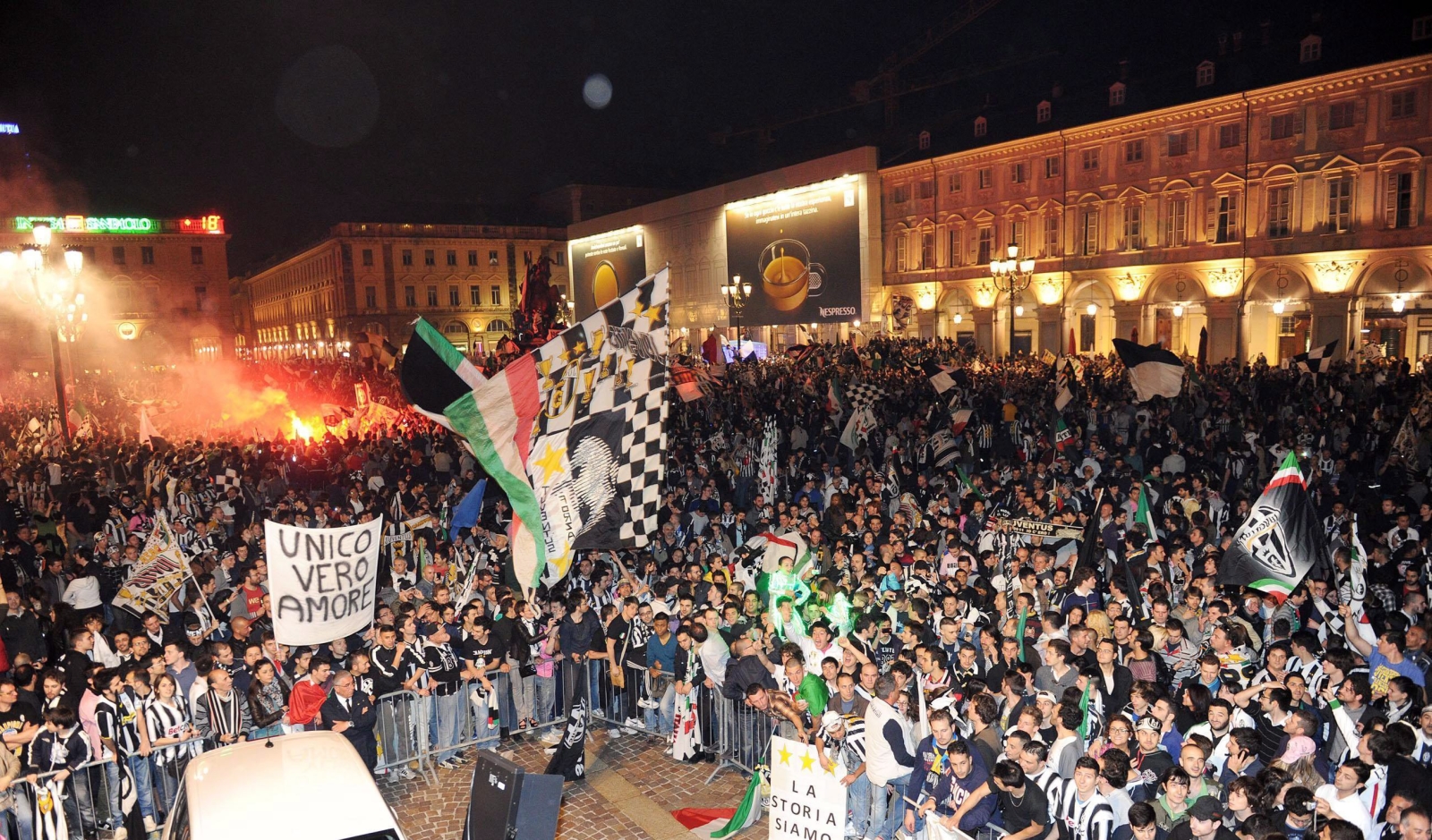 Kibice Juventusu świętują zdobycie mistrzostwa Włocha na Piazza San Carlo w Turynie