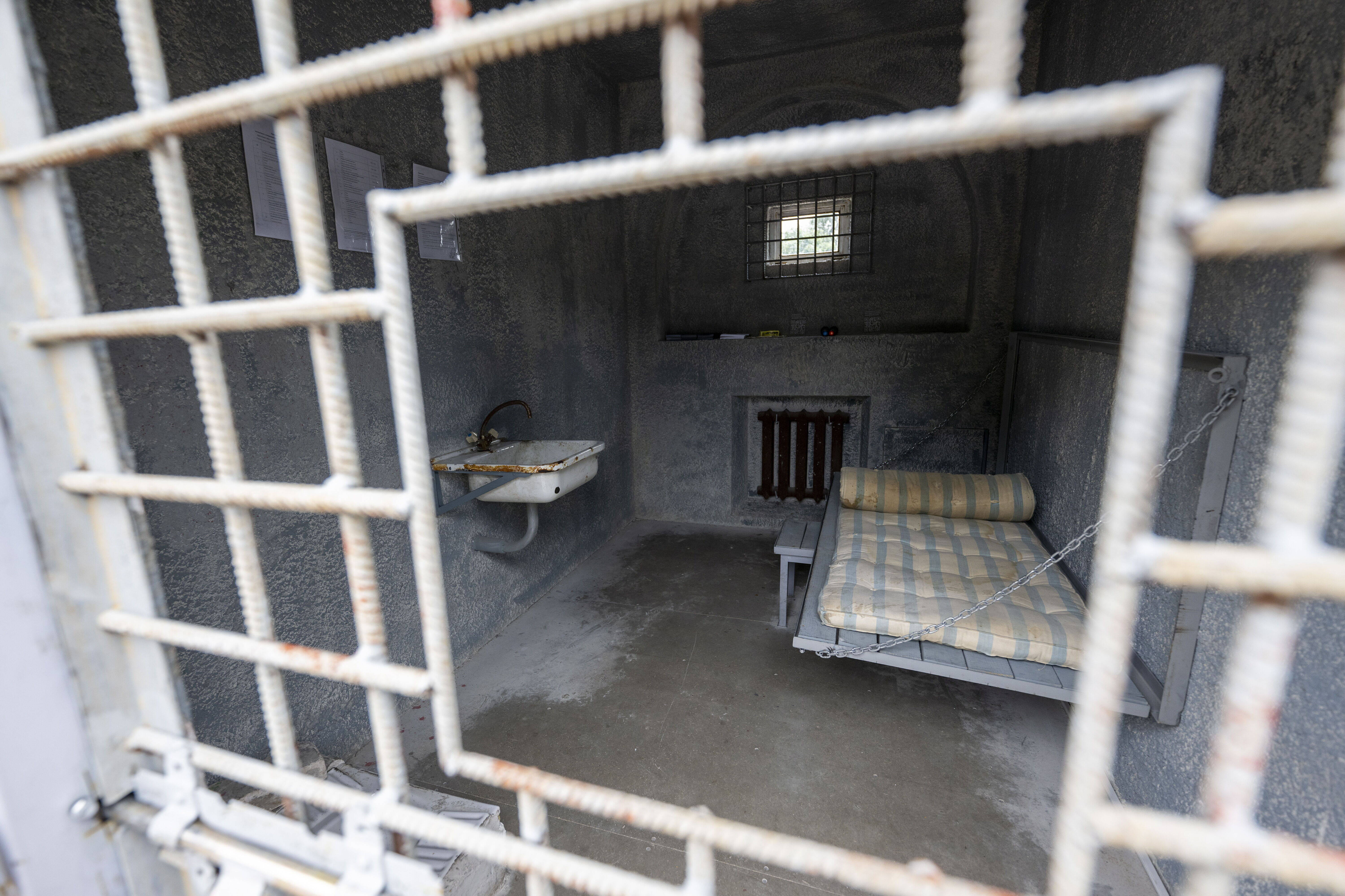 Replika więziennej celi, w której przetrzymywano Aleksieja Nawalnego ustawiona przez jego współpracowników w Genewie