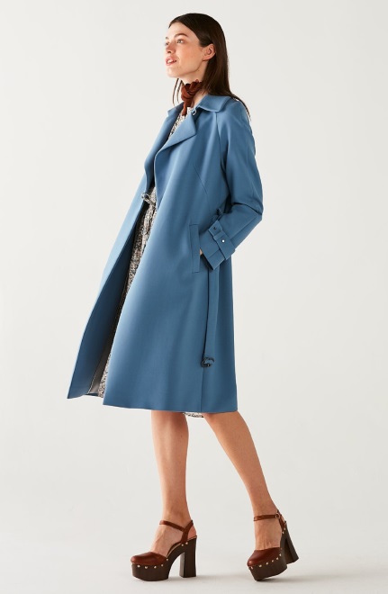 Top Model w eleganckich stylizacjach.