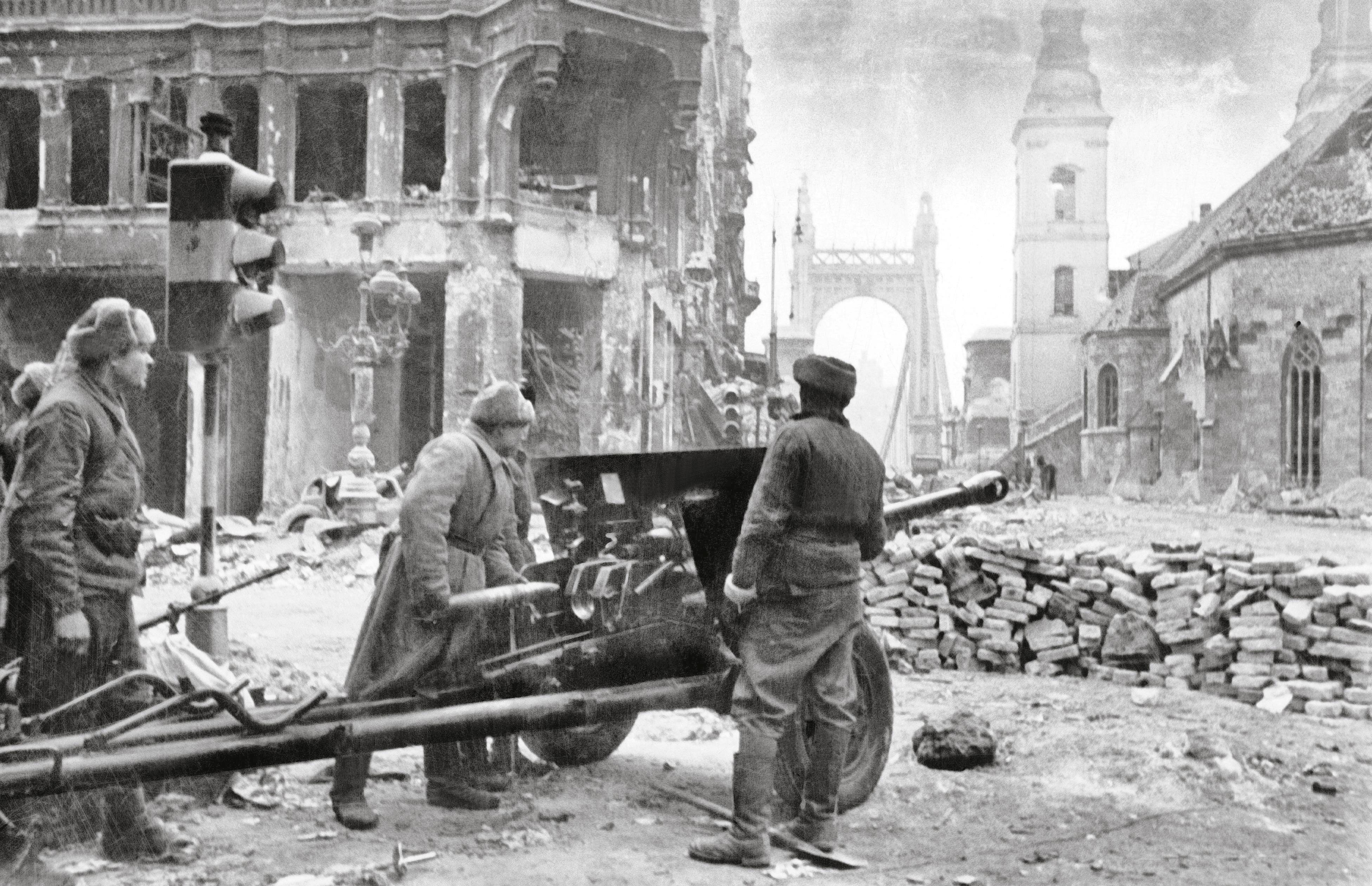 Sowiecka artyleria na ulicach Budapesztu, luty 1945 r.