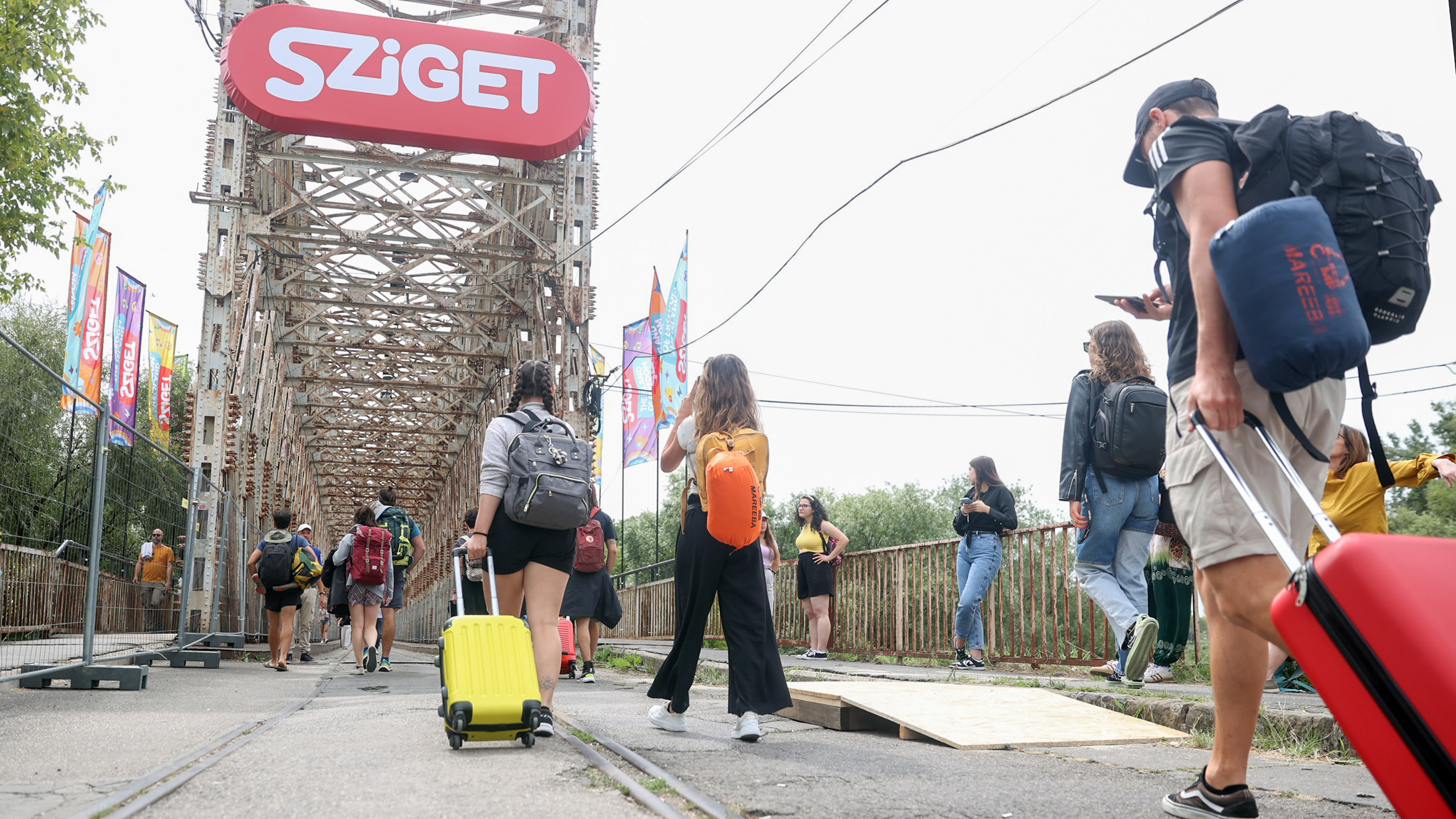 Sátorerdő, flamingók és igazi bulihangulat: holnap startol a Sziget fesztivál – fotókon a készülődés