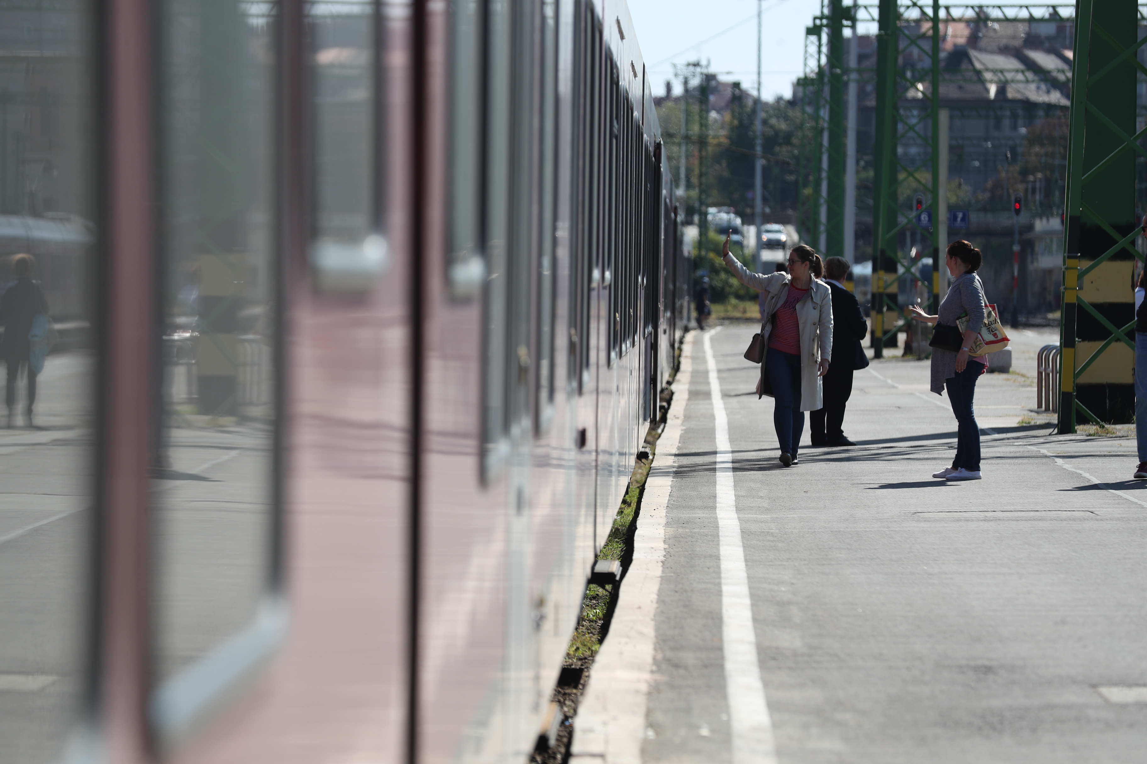Rosszul lett egy utas a hatvani vonaton, leállt a forgalom