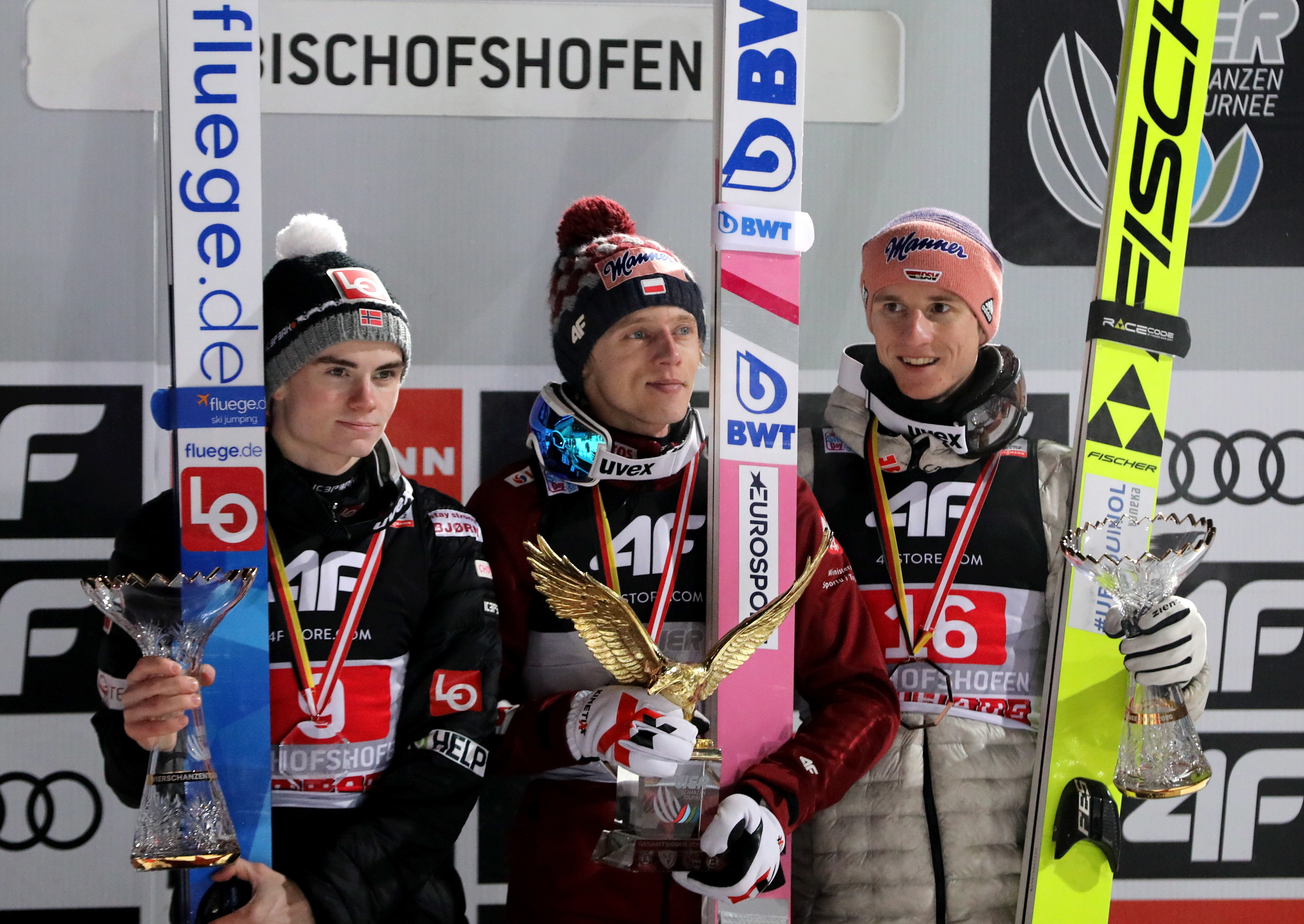 Podium 68. edycji Turnieju Czterech Skoczni w skokach narciarskich - od lewej: Marius Lindvik z Norwegii (drugie miejsce), Polak Dawid Kubacki (zwycięzca) i Karl Geiger z Niemiec (trzecie miejsce), na obiekcie