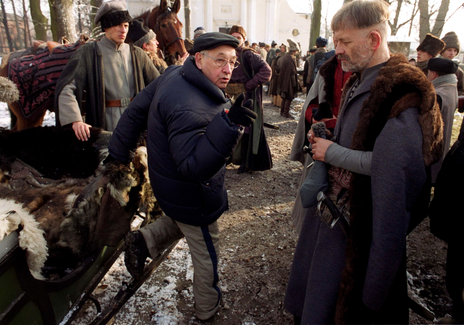 Na zdjęciu archiwalnym z 05.02.2002 r. reżyser Andrzej Wajda i Andrzej Seweryn jako rejent Milczek, w Karczewie, w czasie pierwszego dnia zdjęciowego do