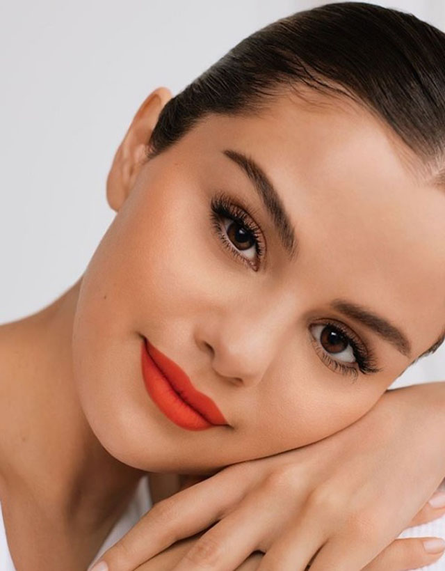 Get the Look: Így készítsd el Selena Gomez ajakhangsúlyos sminkjét