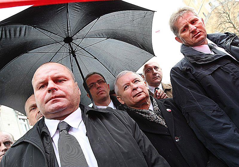 Kaczyński pod parasolką pogrzeb