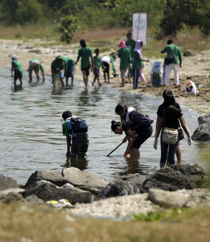 dzien´ ziemi 9 zbieranie śmieci w rzece filipiny