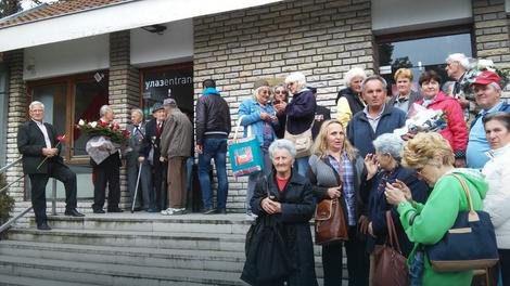 Veliki broj poštovalaca lika i dela Tita ispred Kuće cveća