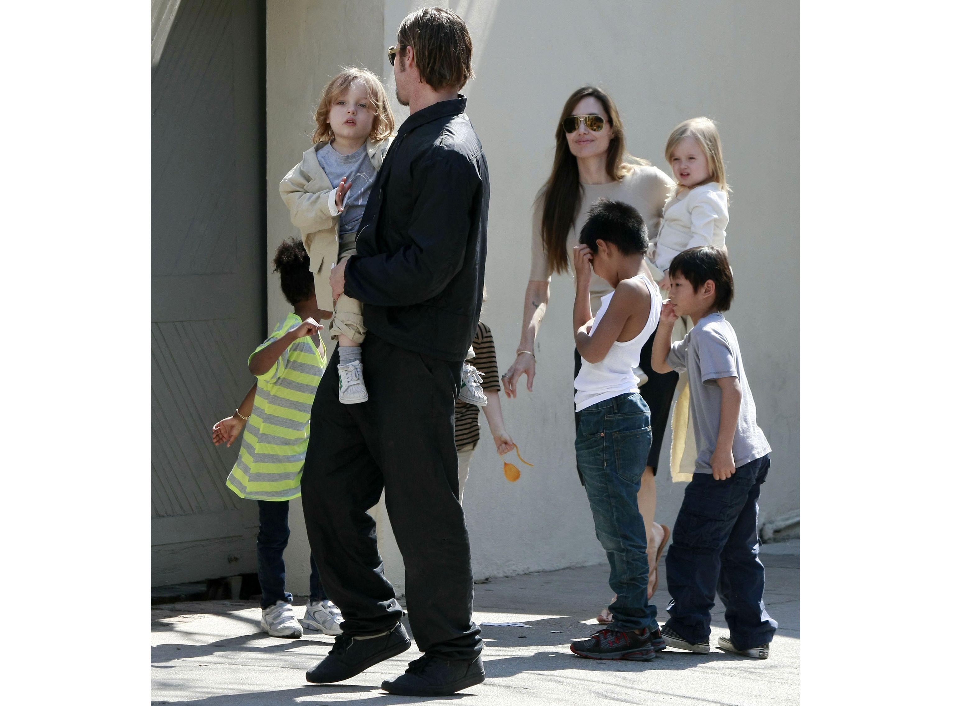 Angelina Jolie i Brad Pitt ze swoimi dziećmi