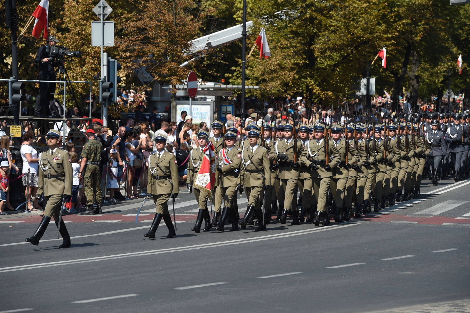 Defilada pododdziałów wojskowych na ulicach stolicy