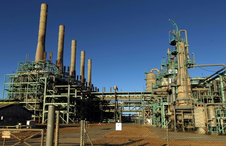 Nigeria looks to expand oil output with massive 500,000 bpd refinery deal