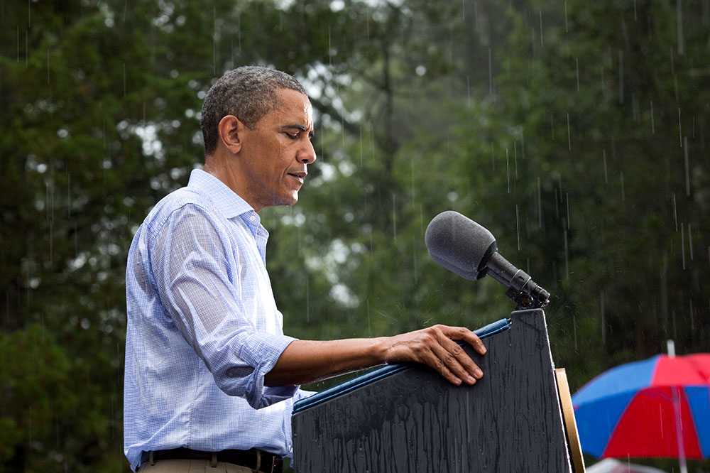 14 lipca 20102 roku, Glen Allen. Obama przemawia w strugach deszczu