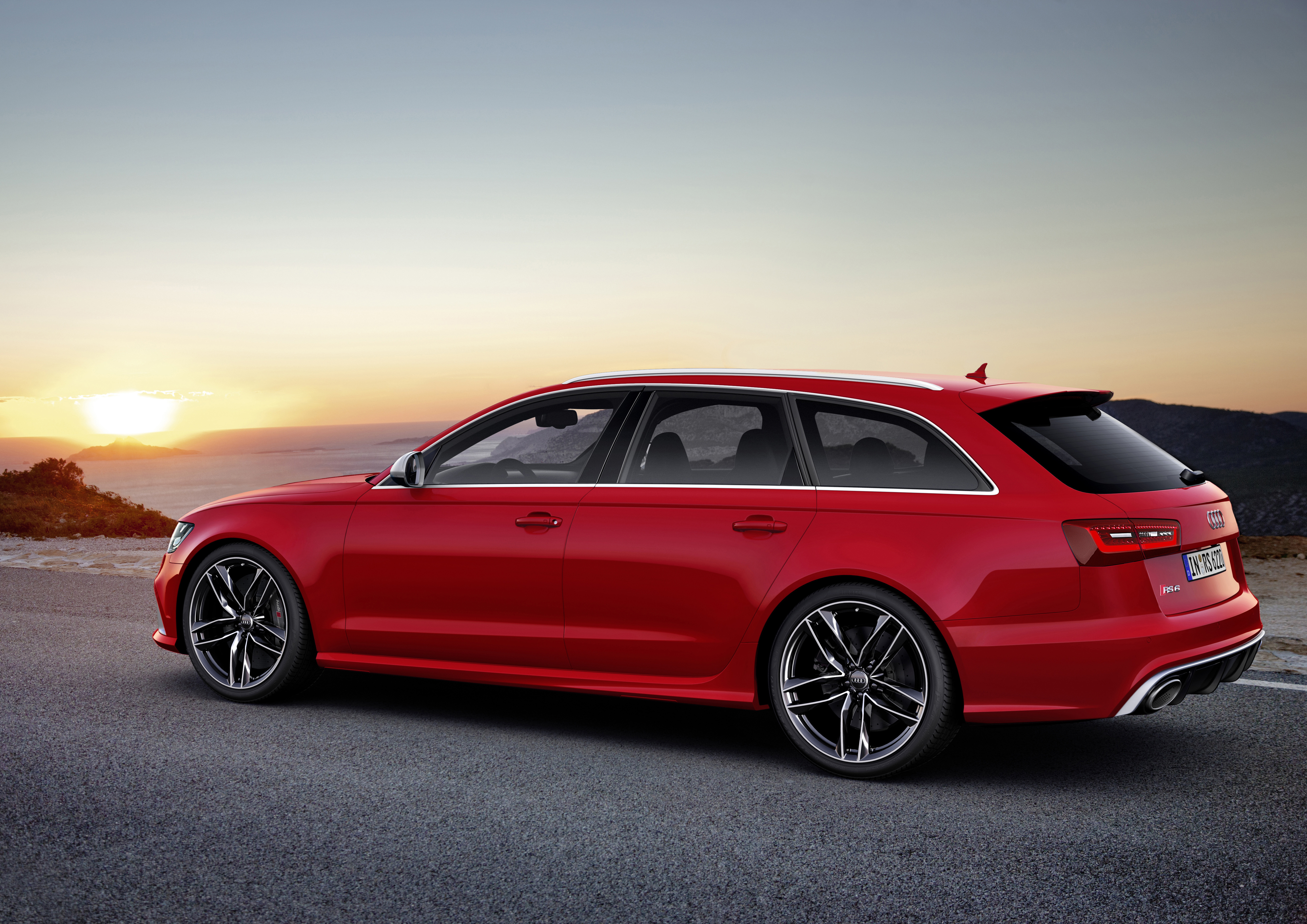 Już po spojrzeniu na papierowe dane najnowsze audi RS 6 avant wydaje się nie mieć rywali w swojej lidze - sprint do 100 km/h trwa 3,9 s...