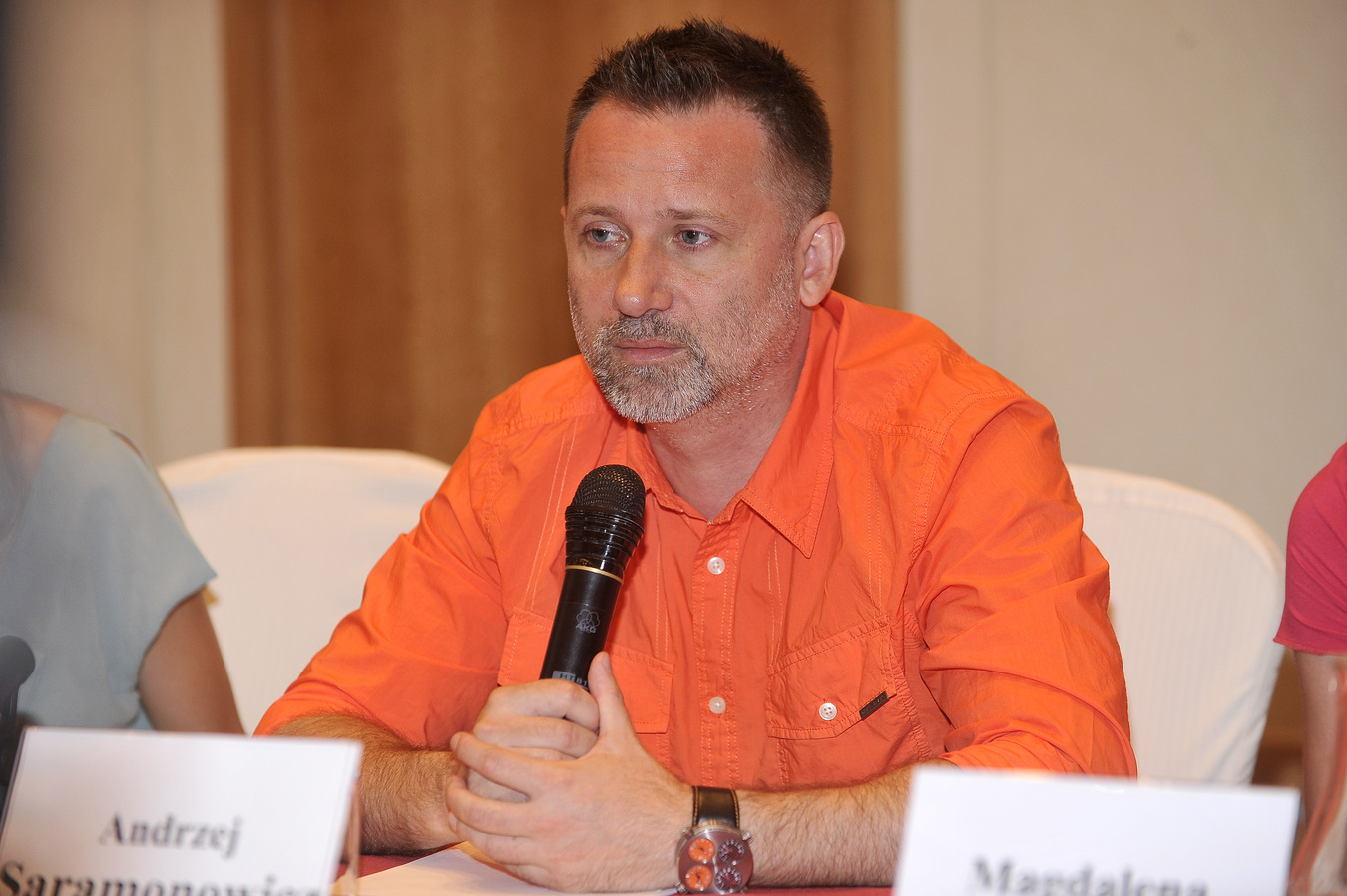 Zupełnie inne odczucia odnośnie napaści na mieszkanie transseksualistki ma Andrzej Saramonowicz. Reżyser uważa, że Rafalala zmyśliła tę historię, by narobić wokół siebie zamieszania: