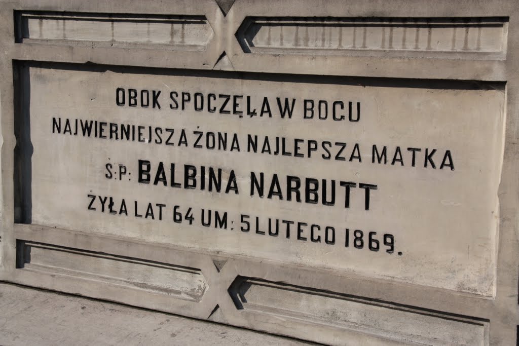 Wśród wielu nagrobków - kamiennych, granitowych, a nawet metalowych - szczególną uwagę zwracają te, które kryją szczątki osób zapisanych nie tylko w historii miasta. Na łomżyńskiej nekropolii spoczywają między innymi Jakub Waga (botanik i autor