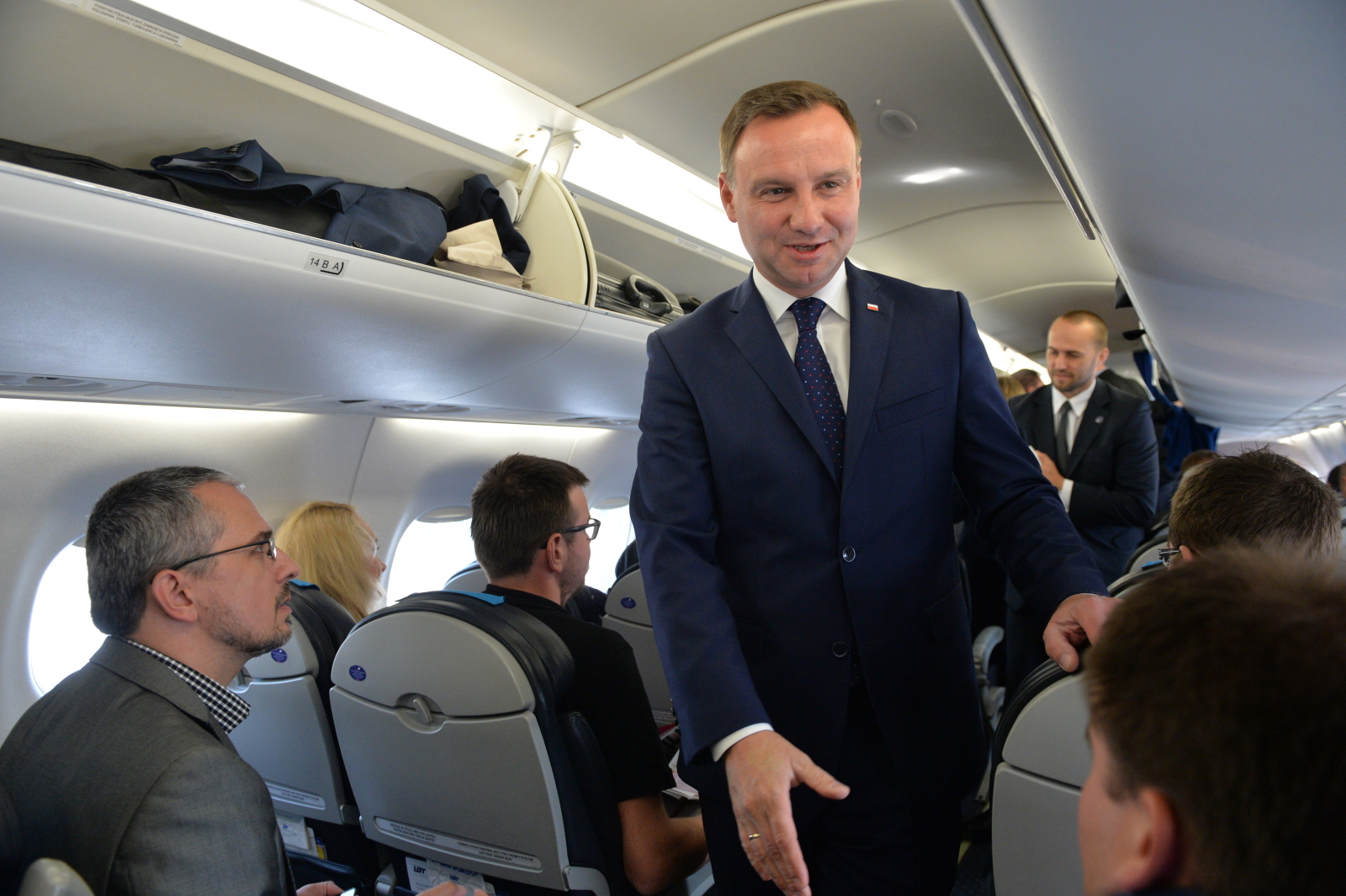 Andrzej Duda podczas wieczornego spotkania z przedstawicielami Polonii, która na Wyspy przyjechała w ostatnich latach podkreślał, że dziś liczy na dobrą rozmowę z Davidem Cameronem. Prezydent zapowiedział, że poruszy kwestię bezpieczeństwa w Europie oraz sytuację w NATO. <BR><BR> Wcześniej, bo przed południem prezydent w katedrze świętego Pawła w Londynie weźmie udział w uroczystościach 75. rocznicy Bitwy o Anglię. W planach jest również spotkanie z polskimi weteranami i uczestnikami II wojny światowej, którzy zdaniem prezydenta zasługują na szacunek.