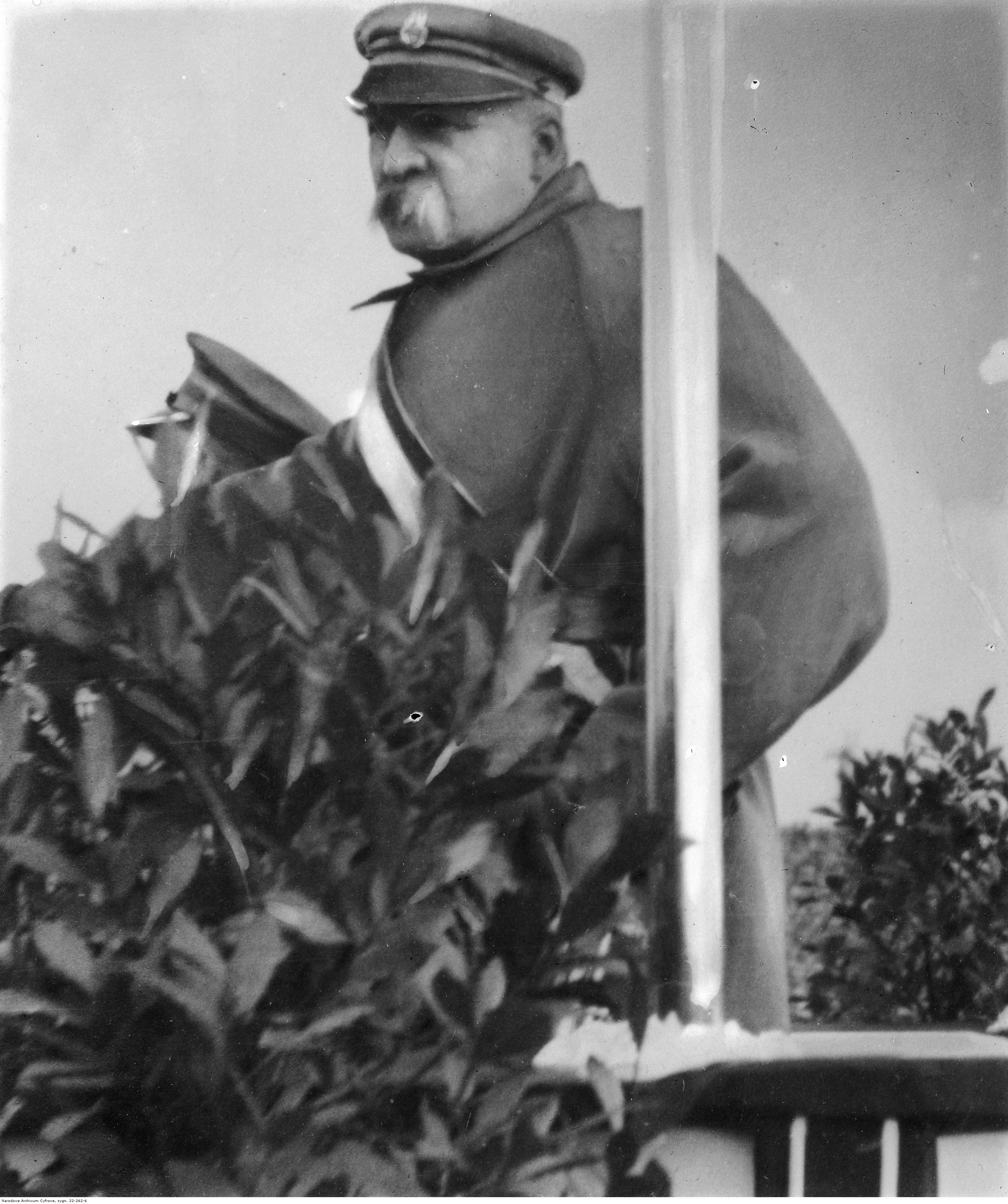 28 lipca 1914 r. Austro-Węgry wypowiedziały wojnę Serbii, co było konsekwencją dokonanego miesiąc wcześniej w Sarajewie zamachu na arcyksięcia Franciszka Ferdynanda. Wojna szybko przerodziła się w światowy konflikt.
<i>Z chwilą kiedy zaczynają się kruszyć mocarstwa centralne, Polacy sięgają po władzę w zaborach, przede wszystkim w zaborze austriackim. Najpierw w Księstwie Cieszyńskim, później w Krakowie. Powstaje Polska Komisja Likwidacyjna </i>- opowiadał Odziemkowski.
Zanim jeszcze 11 listopada się pojawi na horyzoncie, już w końcu października powstają pierwsze formy polskiej władzy. <i> W Warszawie działa Rada Regencyjna, która w pewnym momencie zaczyna mówić o niepodległości, ale nie ma możliwości swobodnego działania, bo tu są Niemcy. Moment przełomowy następuje w dniach 10-11 listopada </i> - tłumaczył.
