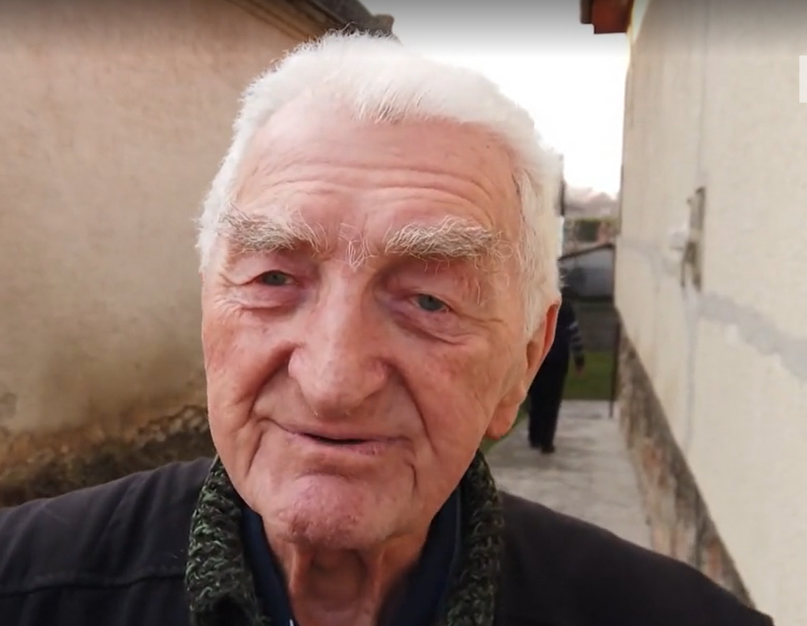Az éjszaka közepén raboltak ki egy  idős házaspárt Móron: zokogva mesélte el a 94 éves férfi, hogy kabáttal akarták megfojtani – videó