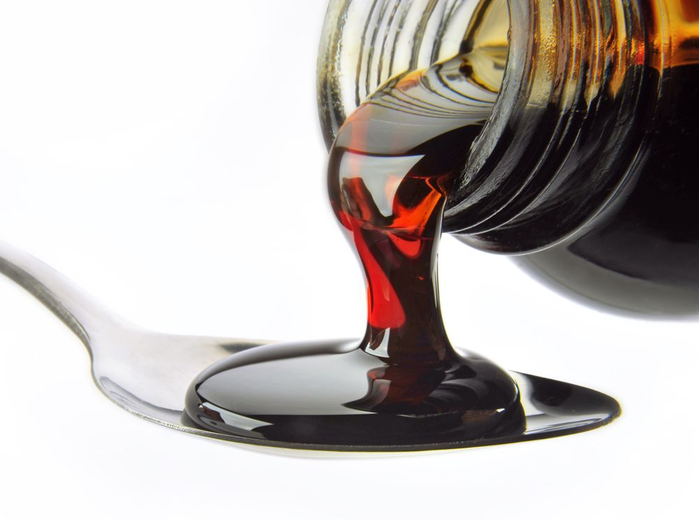 Bogaty w nienasycone kwasy tłuszczowe i witaminy tran, syrop z wyciągiem z jeżówki purpurowej (echinacea) albo dzikiej róży czy preparaty, które w składzie mają aronię lub żeń-szeń – w aptekach znajdziemy całkiem sporo naturalnych specyfików, których zadaniem jest wzmacnianie odporności. Ich podawanie dziecku skonsultuj jednak najpierw z lekarzem i pamiętaj, że żaden z nich nie zastąpi maluchowi zdrowego stylu życia