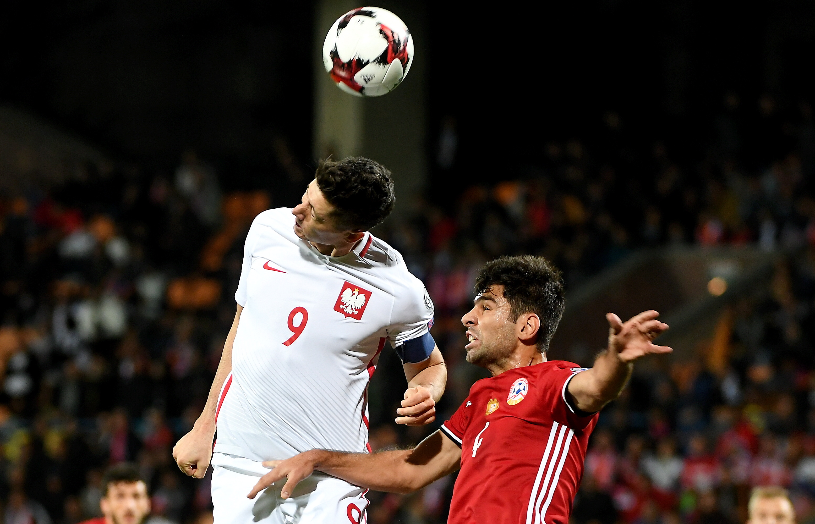 Robert Lewandowski (L) i Taron Woskanjan (P