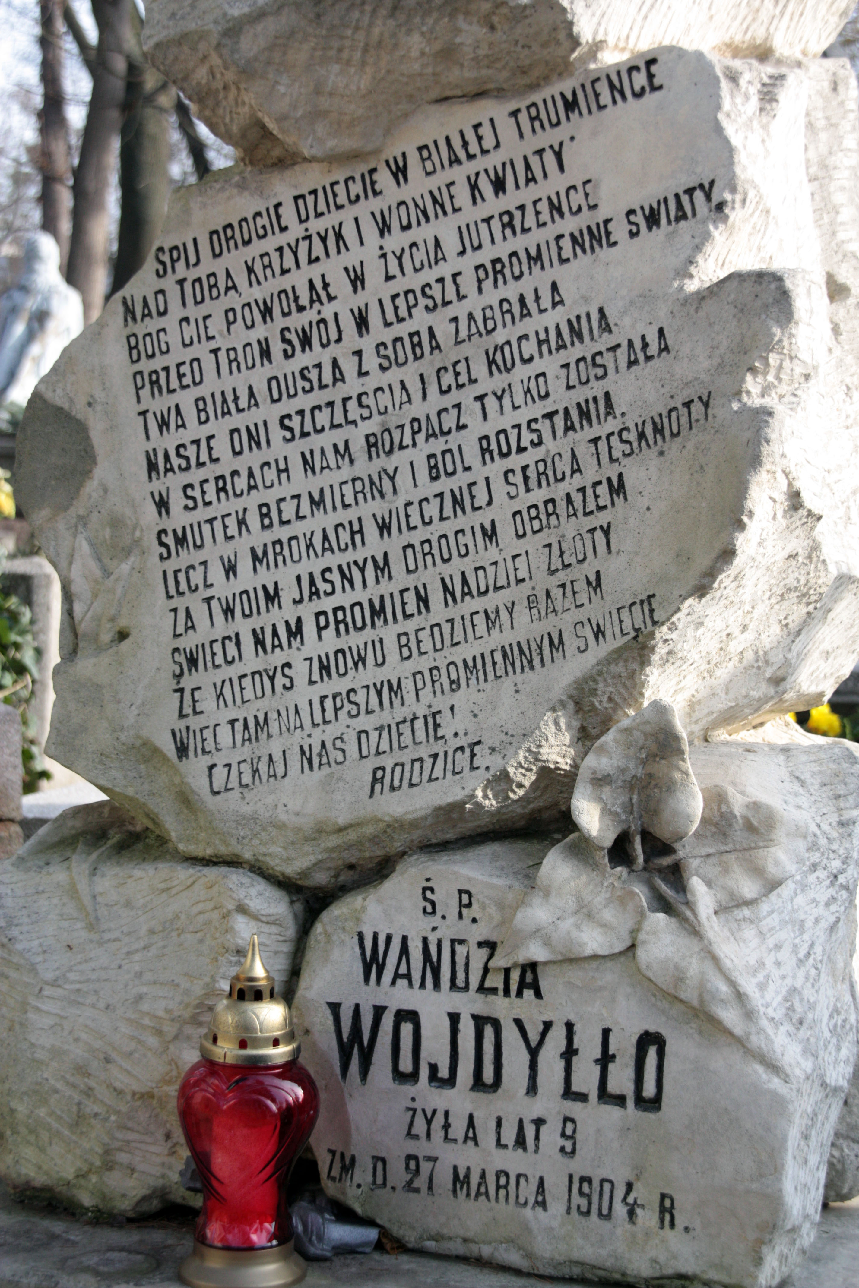 Ponad 560 zabytkowych nagrobków znajduje się na tej niewielkiej, skromnej nekropolii. Cmentarz ten został założony w pierwszych latach XIX wieku, początkowo jako miejsce spoczynku dla wiernych wyznania rzymskokatolickiego. W latach 30. XIX wieku rozpoczęto na wytyczonym obok miejscu pochówki przedstawicieli licznej w Łomży społeczności ewangelickiej. W latach 30. wydzielono również teren na cmentarz prawosławny, na którym miejsce wiecznego spoczynku znaleźli carscy urzędnicy i ich rodziny, zwłaszcza od kiedy Łomża stała się najpierw stolicą guberni augustowskiej (w roku 1837), a następnie - łomżyńskiej (w 1867 roku).