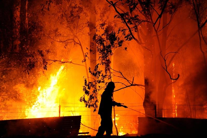 pożary w Australii 1 strażak w ogniu