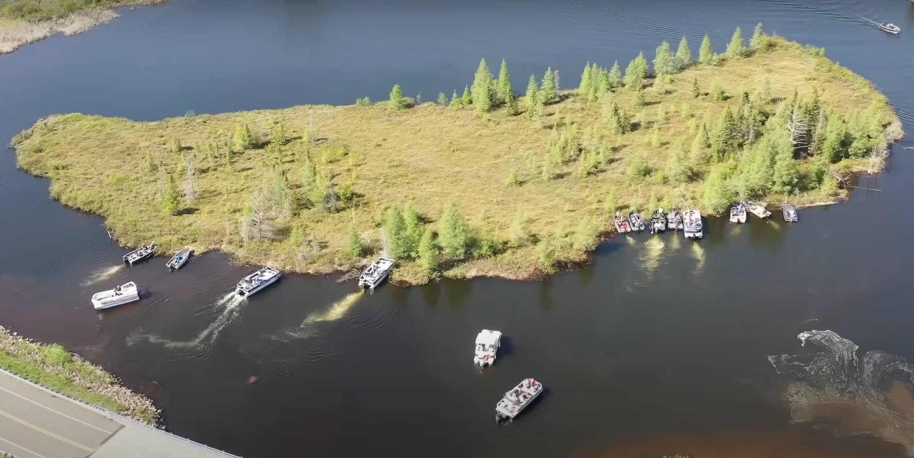 Útban volt a sziget, a helyiek gondoltak egyet, majd arrébb tolták – videó