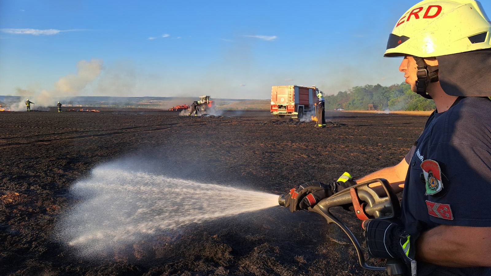 Kigyulladt egy bálázógép Gyúró és Tordas határában: így küzdöttek meg a lángokkal a tűzoltók – fotók