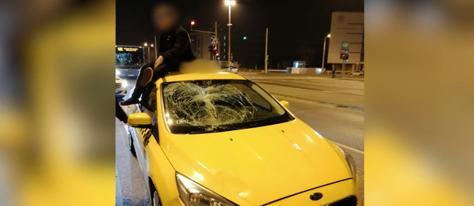 A taxi tetején ücsörgött a részeg férfi miután elgázolták az Üllői úton – videó