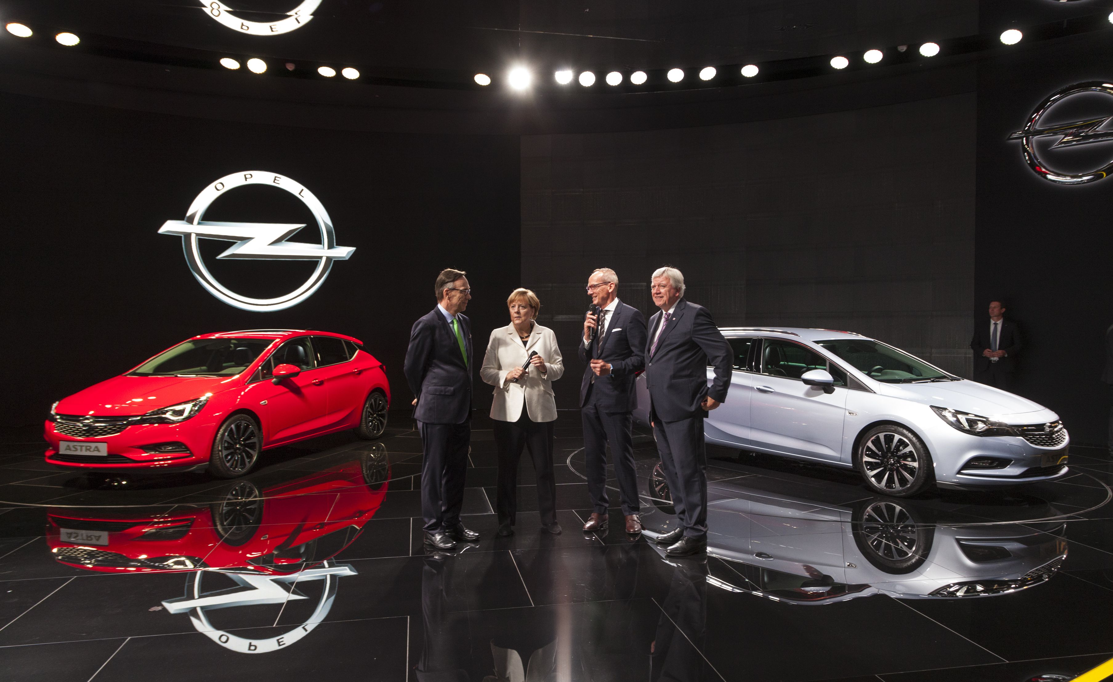 Neumann skorzystał z okazji i zaprezentował Merkel system Opel OnStar. Wyjaśnił kanclerz, że ten osobisty opiekun kierowcy