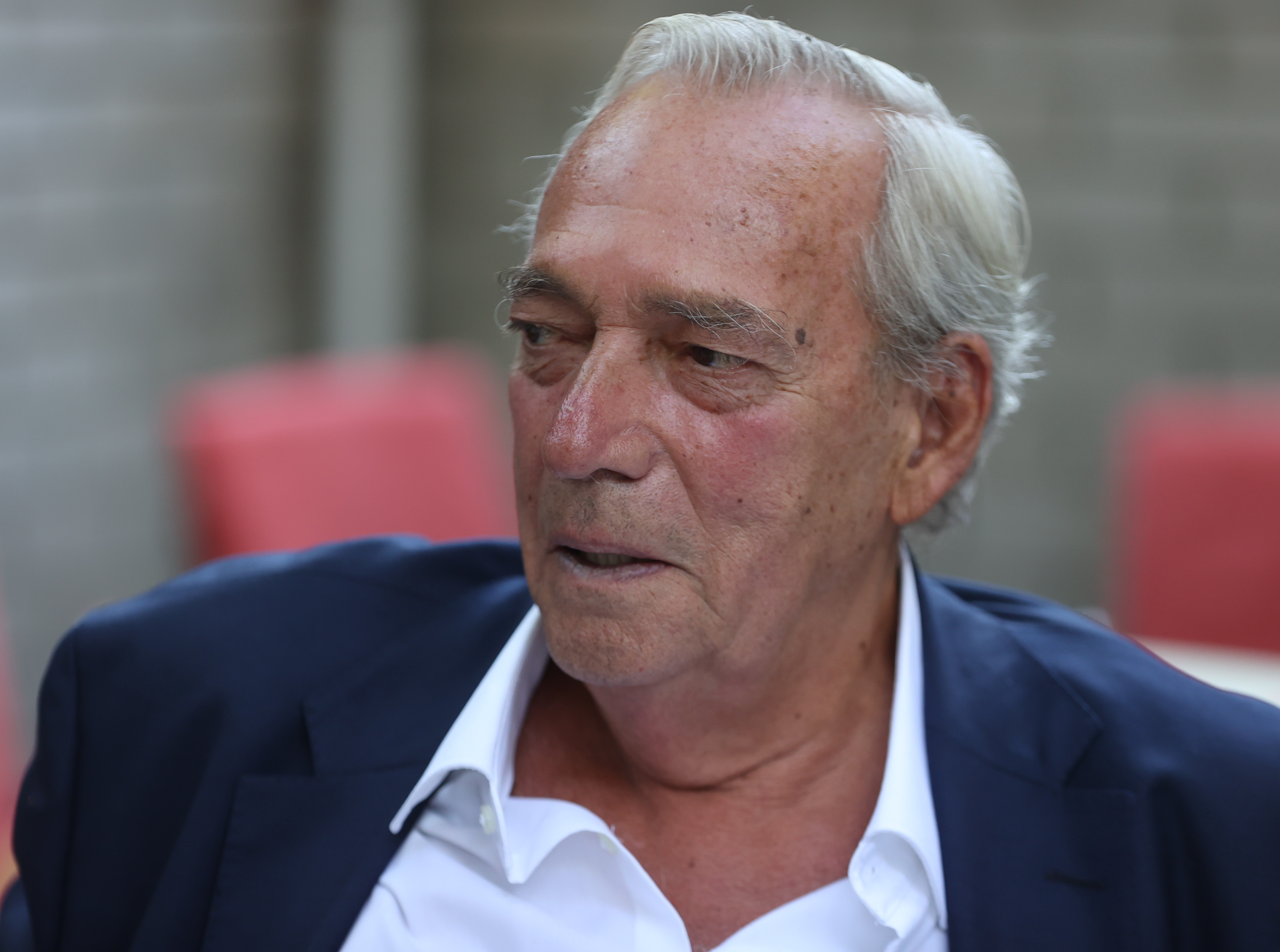 Megríkatta a közönséget a színpadra visszatérő Benedek Miklós: „Fordult egy nagyot a világ, átéltünk sok mindent”