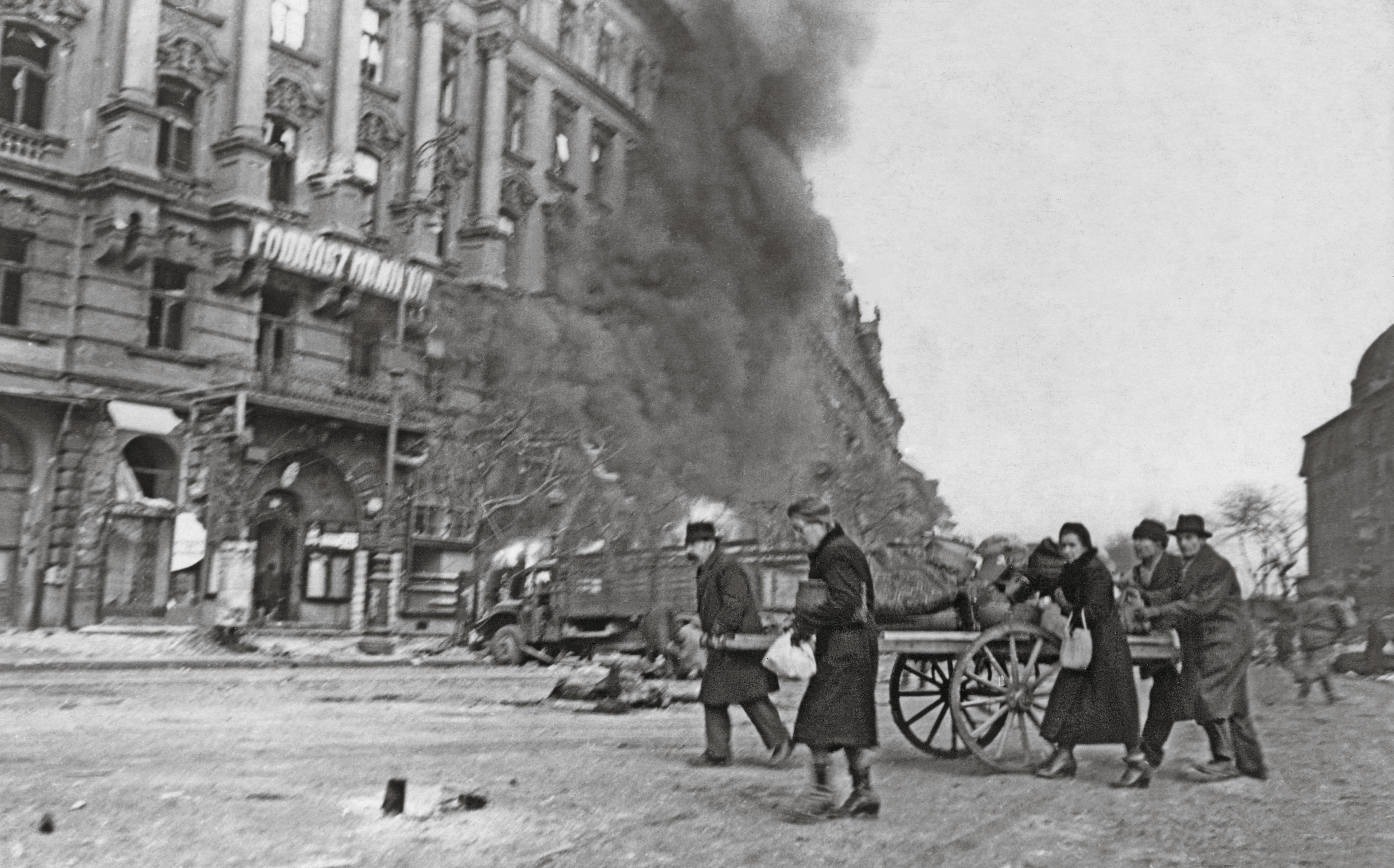 Mieszkańcy Budapesztu wracają do miasta po zakończeniu walk, luty 1945 r.