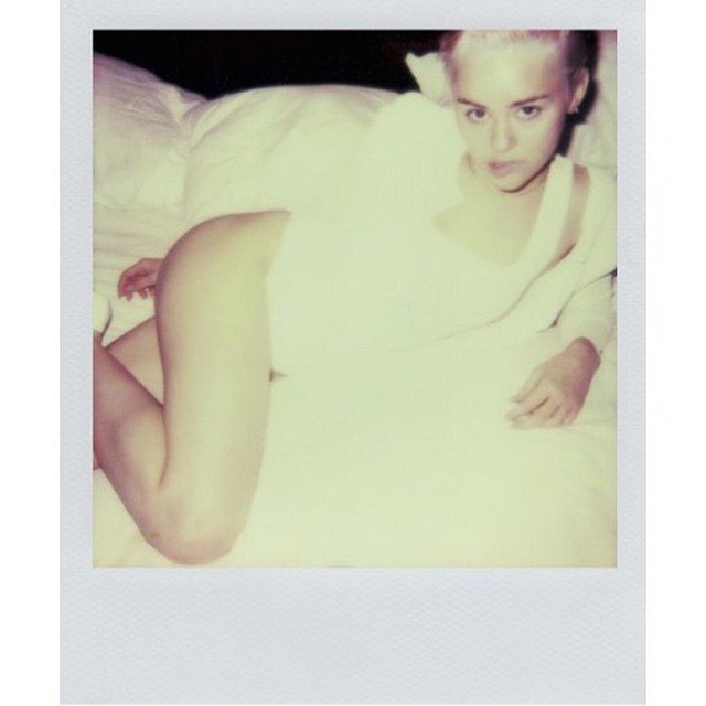 Miley Cyrus naga na zdjęciach z sesji dla