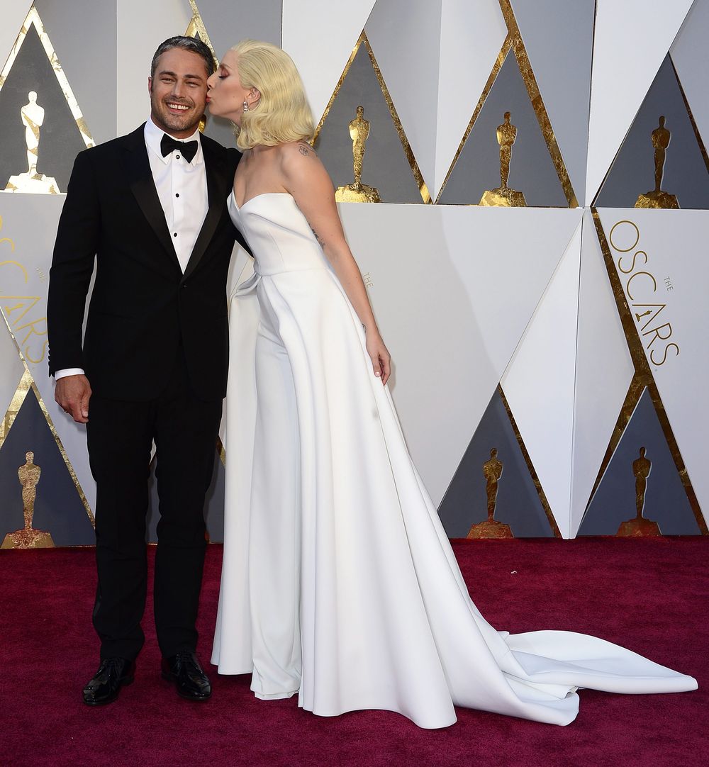 Lady Gaga podczas prezentacji na oscarowym czerwonym dywanie nie szczędziła czułości swojemu narzeczonemu, Taylorowi Kinneyowi