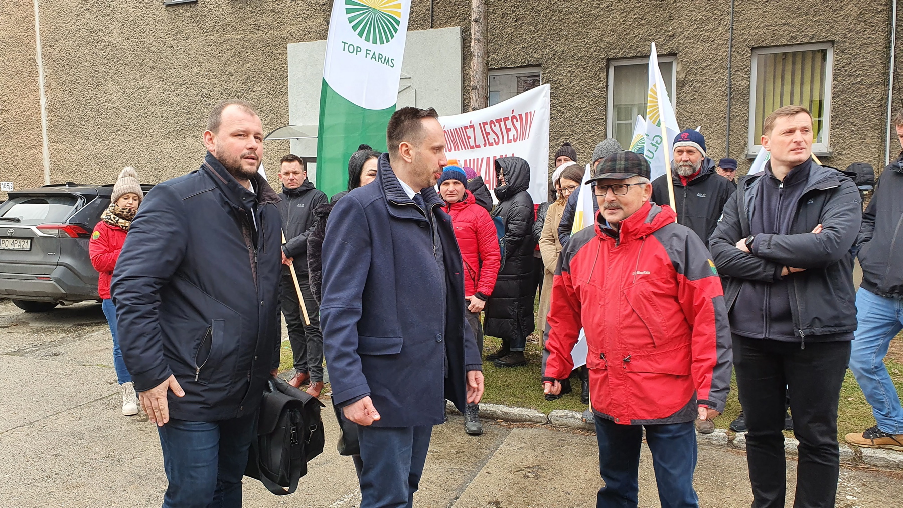 Spotkanie z protestującymi w Top Farms Głubczyce. Od lewej: Tomasz Ognisty i Janusz Kowalski, 21 lutego 2022 R.