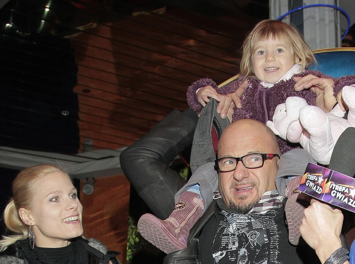 Aktor Piotr Gąsowski i tancerka Anna Głogowska z córką Julią