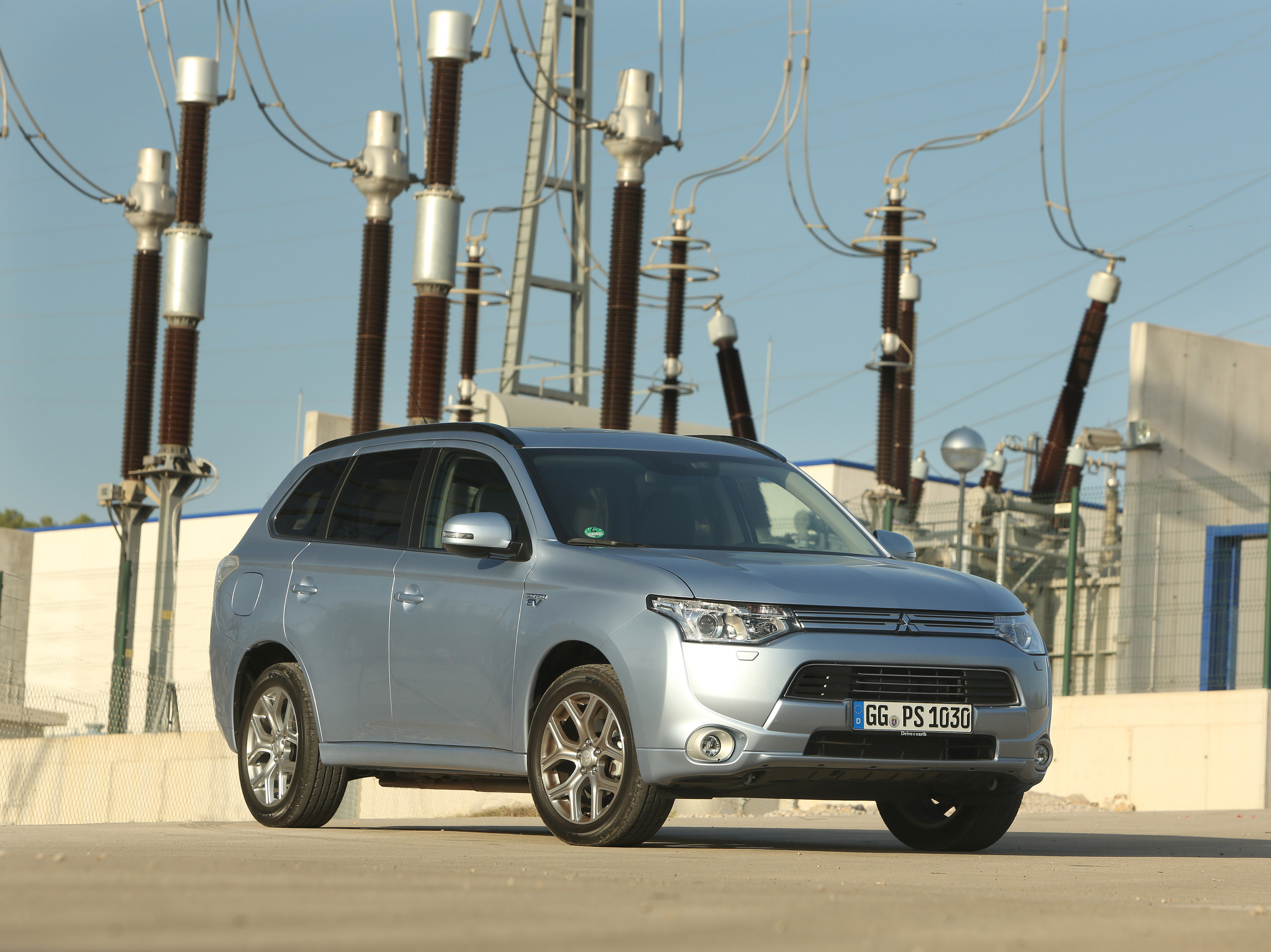 Mitsubishi outlander PHEV jest w Polsce oferowany w trzech wersjach wyposażenia: Intense Plus, Instyle Navi i Instyle Navi Plus. Najtańsza wersja tego modelu kosztuje 176 990 zł a kolejne odpowiednio 190 990 zł i 198 990 zł.