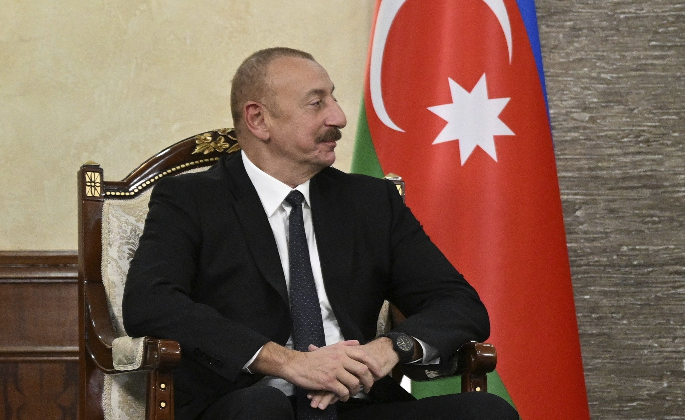 Az azeri elnök felvonta az azerbajdzsáni lobogót Khankendiben