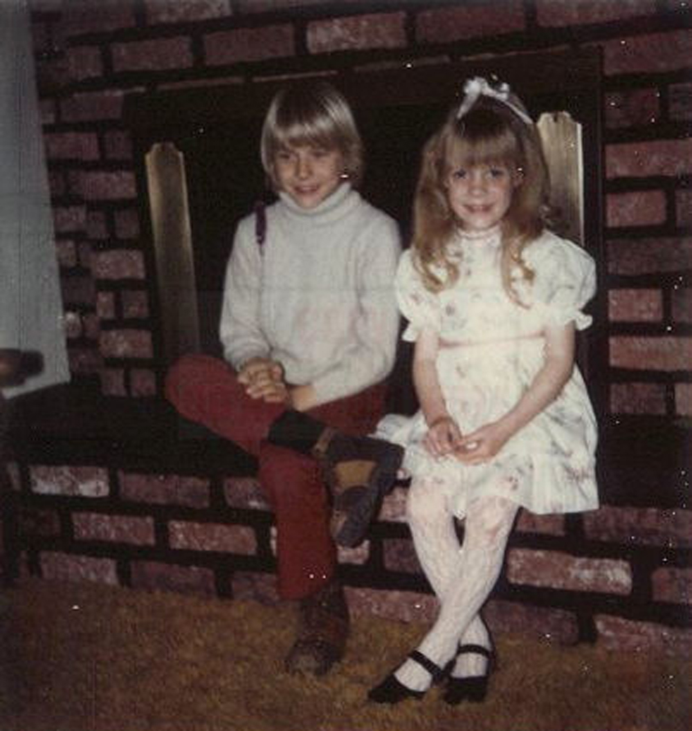Mały Kurt Cobain z siostrą Kim w ich domu w Aberdeen