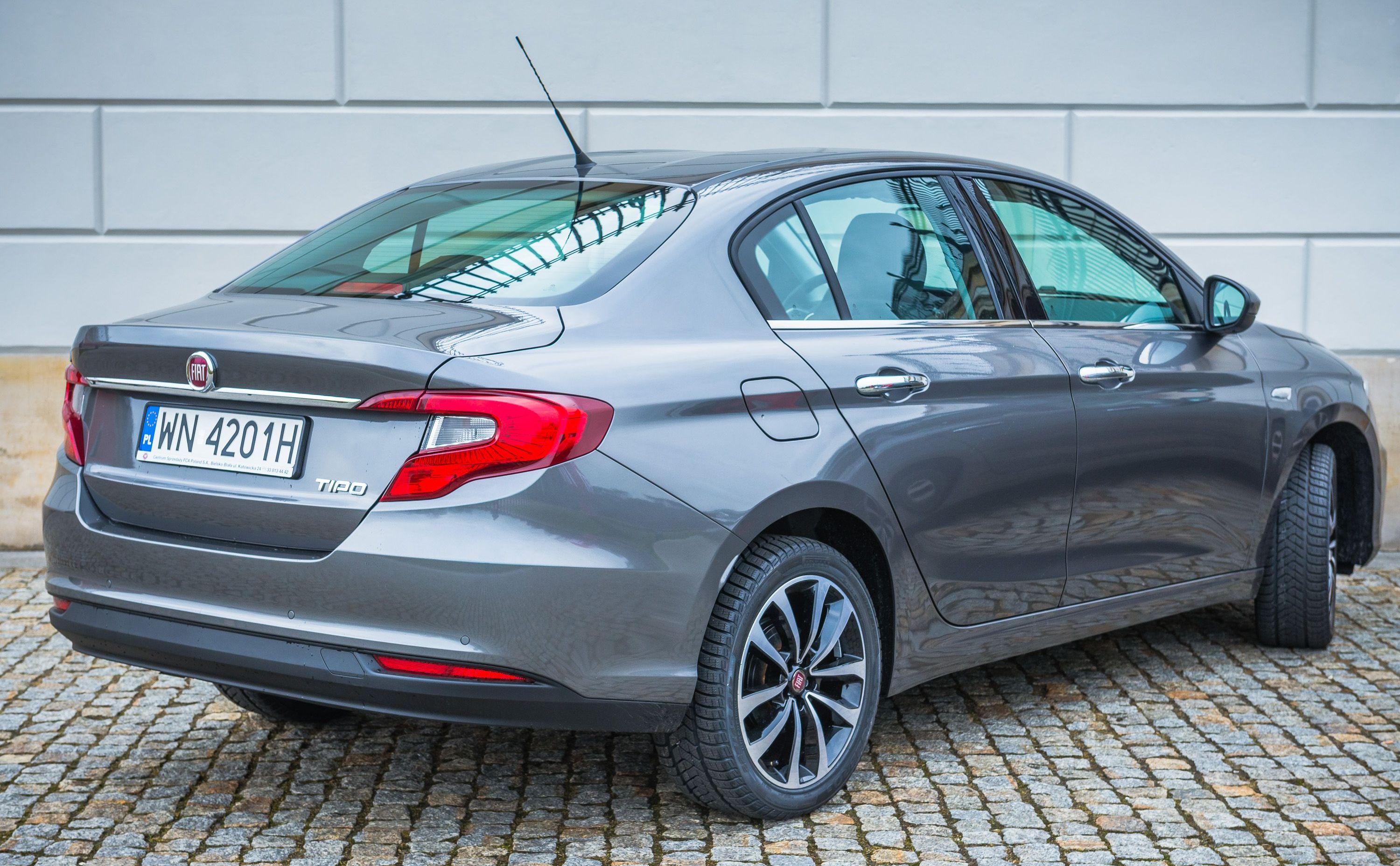 Bagażnik oferuje 520 litrów pojemności. Typowani na rywali na polskim rynku mają mniejsze kufry - opel astra sedan 460 l, ford focus sedan 475 l. Warto podkreślić, że pakowanie tipo już w najtańszej wersji ułatwi klapa, która automatycznie unosi się do góry po wciśnięciu spustu na kluczyku. Inżynierowie zastosowali tu siłownik, w odróżnieniu do innych modeli wykorzystujących wystające sprężyny, nie mówiąc o drogich rozwiązaniach z silniczkiem elektrycznym.