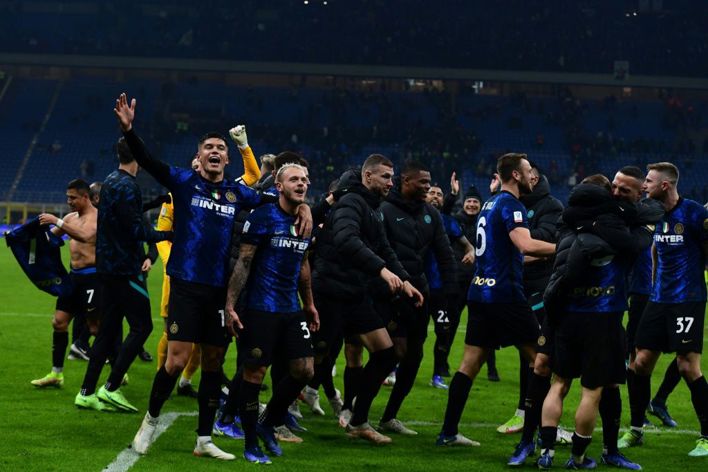 \'Caged lion\' Sanchez strikes late to sink Juve and win Super Cup